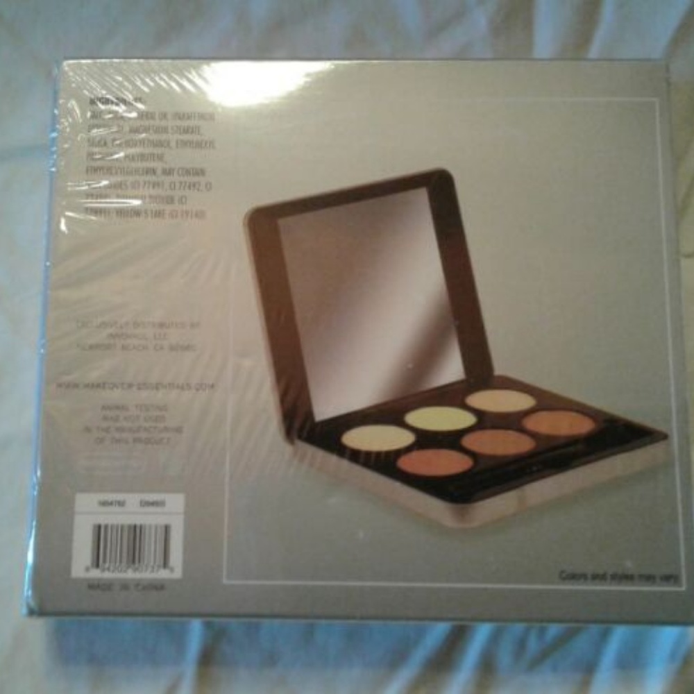 Makeover Essentials Contour Kit - Picture 3 of 3